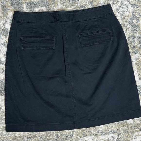 Women's Ann Taylor LOFT black stretch mini skirt size 8 - Picture 2 of 4
